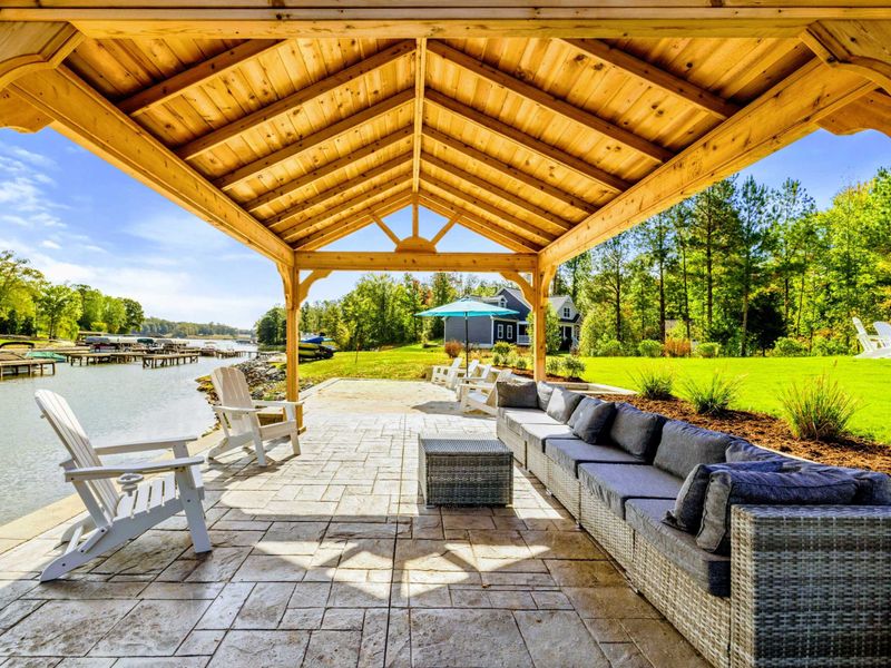 Pavilion Lounge -Our covered pavillion is the perfect place to gather & relax. Enjoy conversation and lake views while the kids play on the beach, swim in the water, or explore the lake on our kayaks and paddle boards. Perfect lakeside retreat spot!