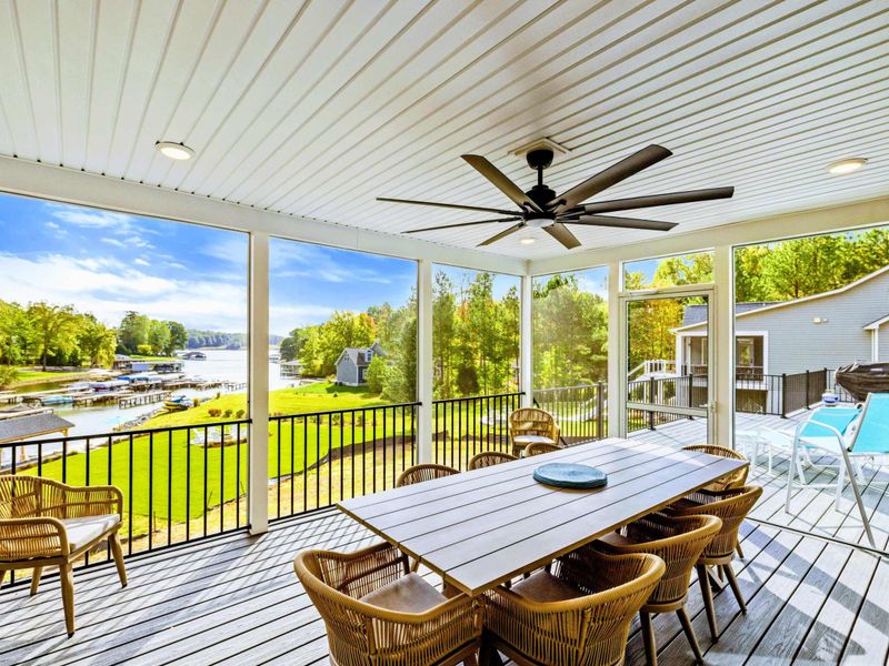 Screened Porch - Panoramic lake views through the screens and the deck just outside. Enjoy all the boats going by!
