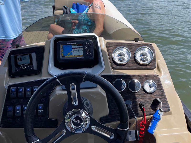 Lowarance Hook Reveal GPS, Depth Finder and Fish Finder