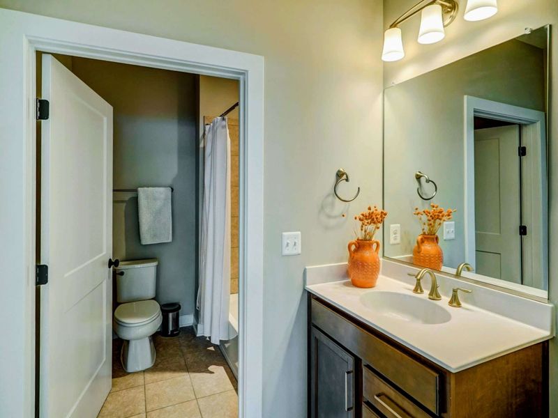 Second bedroom on the main level with a full bathroom and tub!