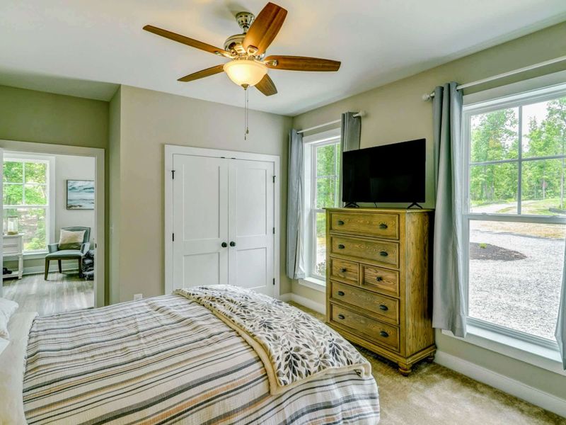 Second bedroom on the main level with a full bathroom and tub!