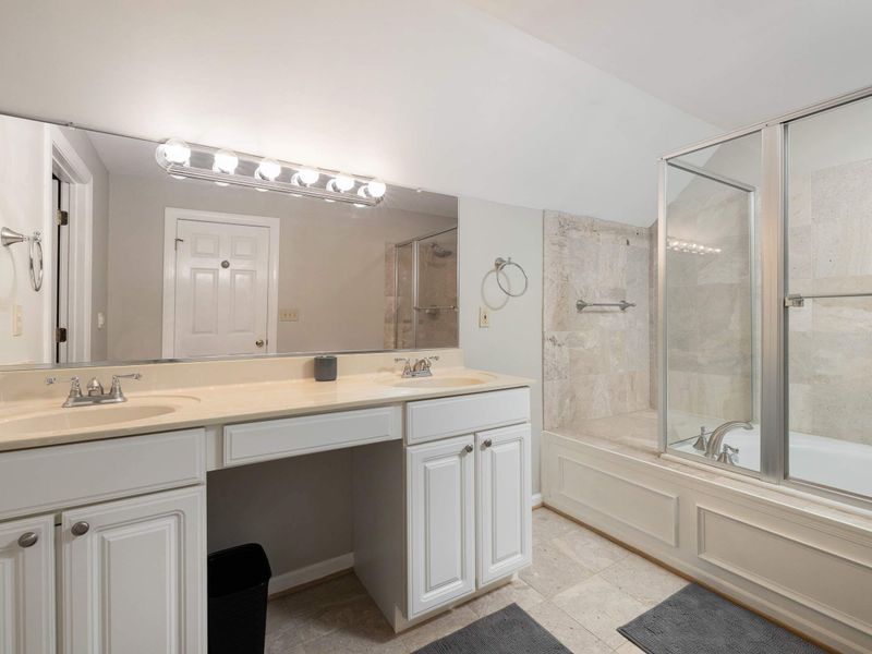 upstairs bathroom w/tub and shower combo