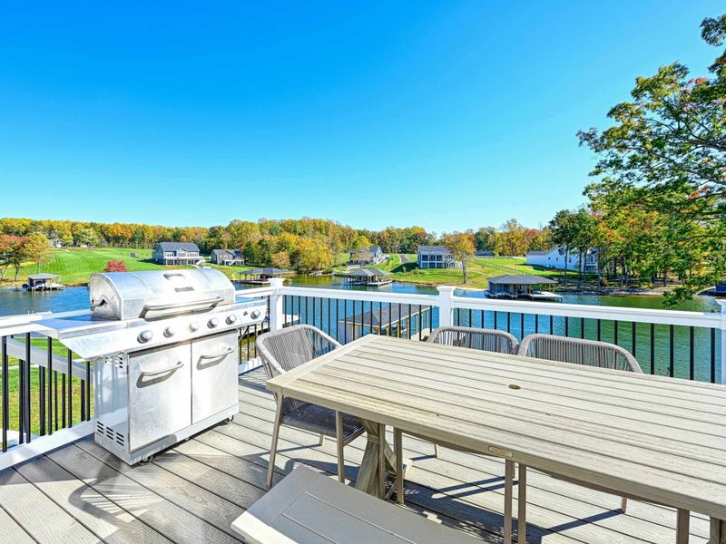 Lakeside Dining – Fresh air, open water views, and a peaceful setting for unhurried meals.