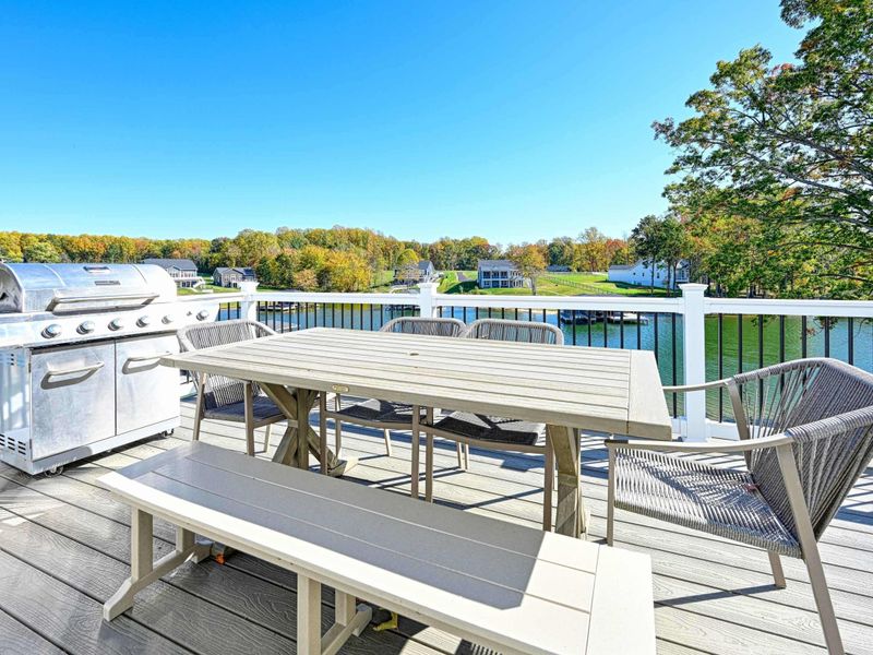 Dining with a Breeze – Soft lake air and open views create an easy, unhurried place to linger.