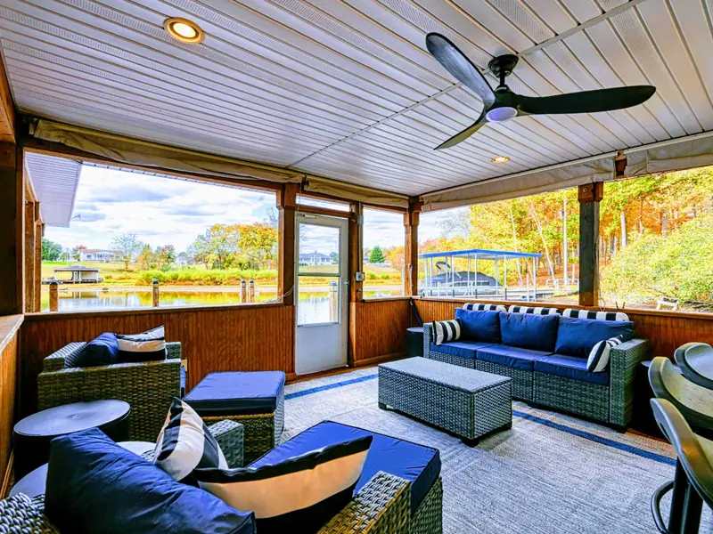 Ceiling fan, soft seating, bar stools & wrap-around lake views.