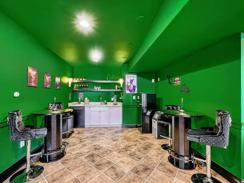 The Lake-Level Bar Lounge: Your private speakeasy! 1/4-keg, fridge, ice machine, blender, glassware & bar tools ready. Bring your favorite drinks & enjoy sunset sips, late-night laughs, and poolside cocktails.