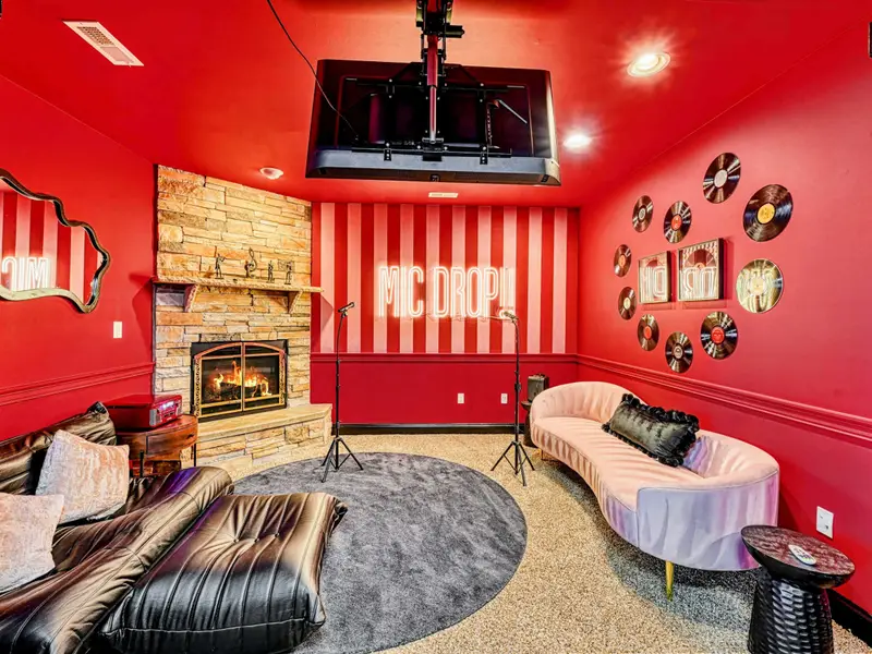 The Karaoke Lounge: Step into your velvet-red spotlight! Smart TV with ROKU karaoke, mics, speakers & cozy seating. Sing solos or duets, set the mood, and make your vacation legendary!