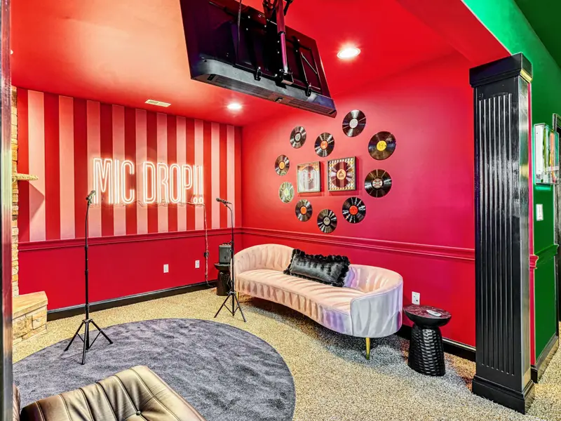 The Karaoke Lounge: Step into your velvet-red spotlight! Smart TV with ROKU karaoke, mics, speakers & cozy seating. Sing solos or duets, set the mood, and make your vacation legendary!