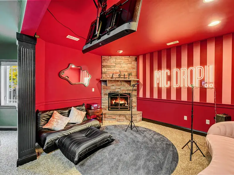 The Karaoke Lounge: Step into your velvet-red spotlight! Smart TV with ROKU karaoke, mics, speakers & cozy seating. Sing solos or duets, set the mood, and make your vacation legendary!