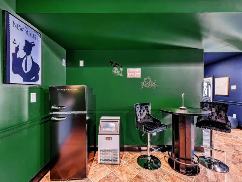 The Lake-Level Bar Lounge: Your private speakeasy! 1/4-keg, fridge, ice machine, blender, glassware & bar tools ready. Bring your favorite drinks & enjoy sunset sips, late-night laughs, and poolside cocktails.