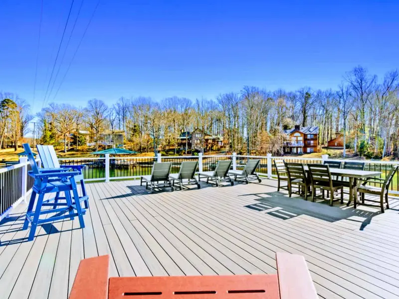 Private-Side Sky Terrace – An expansive, refined setting for long lunches and golden-hour conversations.