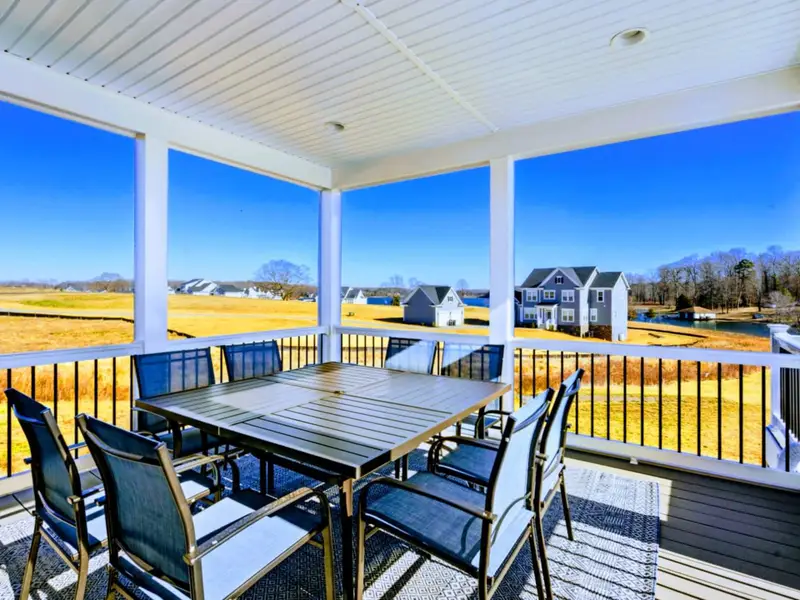 Open-Air Dining, Refined – A polished outdoor table that feels private, comfortable, and effortlessly elevated.
