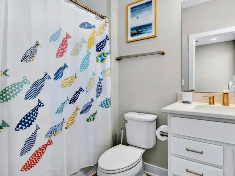 Fresh, Bright, and Easy – A cheerful bath that keeps mornings smooth and lake days simple.