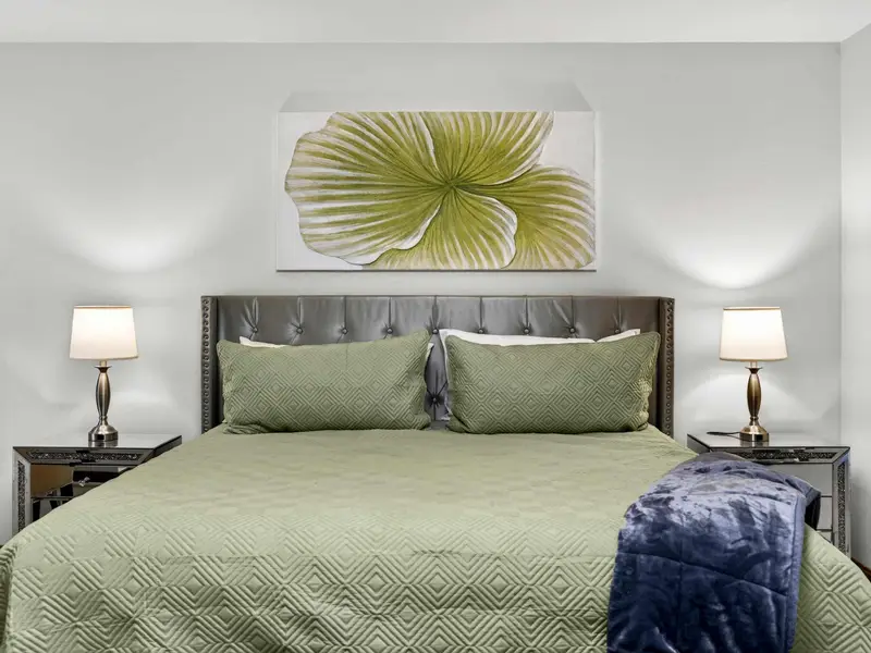 King Comfort: Premium linens and an upholstered headboard for a deep night's sleep.