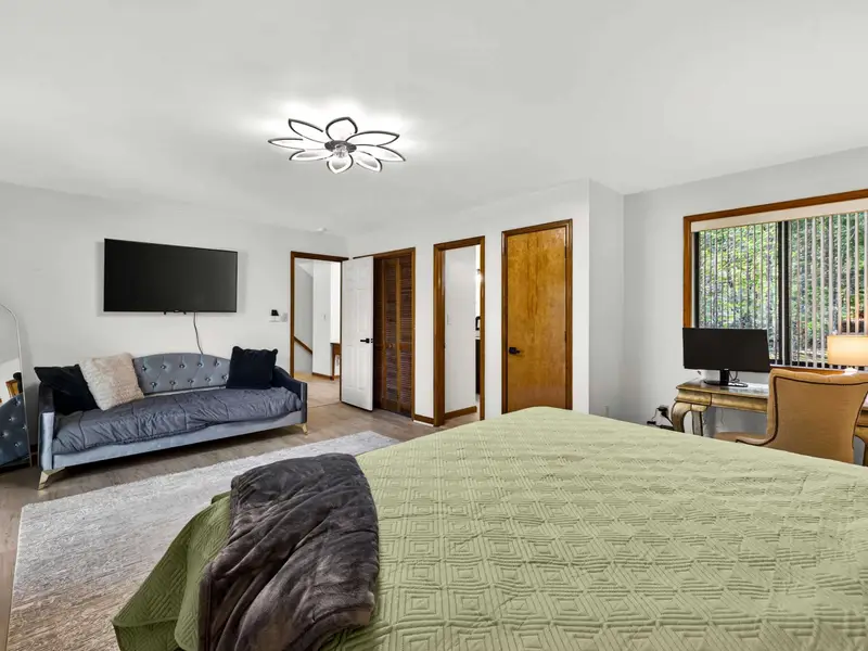Suite Retreat: A generous layout that includes a private sitting area.