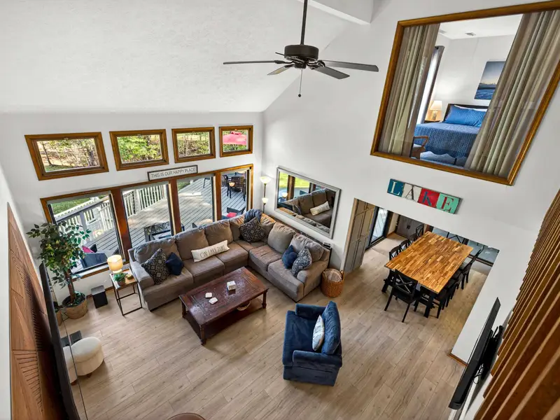 Airy & Open: High ceilings and open rails create a breezy, expansive feel.