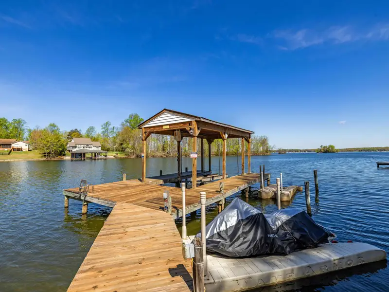 Adventure Awaits: Kayaks and paddleboards included with your stay!