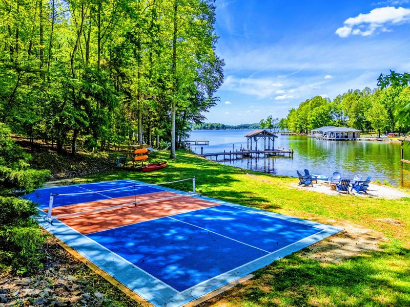 Lakeside Fun Zone – Challenge your crew to a game of pickleball, unwind by the firepit, or launch a kayak—all with stunning lake views!