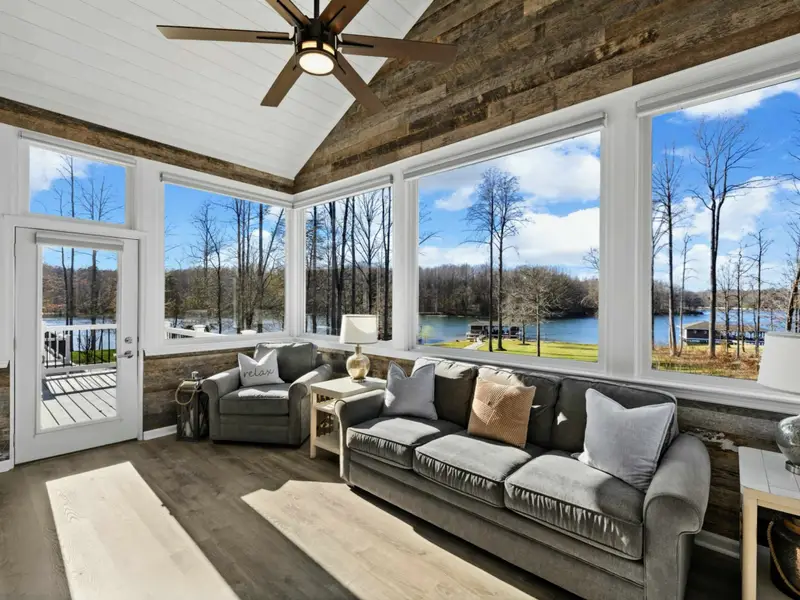 Sun Room - Light-filled room overlooking the lake, the perfect quiet corner for reading or a slow coffee.