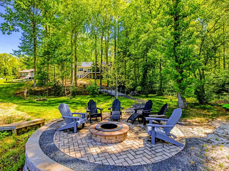 Lakefront - Cove frontage gives you swim-friendly water and an easy paddle to the main lake.