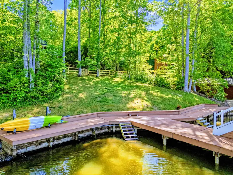 Waterfront - Eighty feet of private shoreline opens to wide-open Lake Anna views.