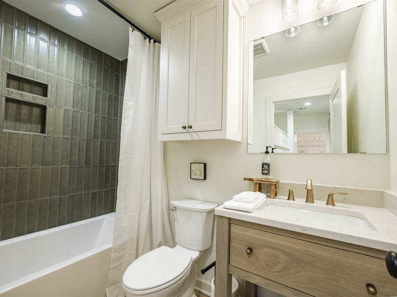 Ensuite features a bathtub/shower
