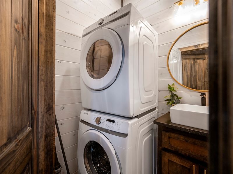 Enjoy the convenience of an in-cabin washer and dryer, making longer stays effortless and stress-free.
