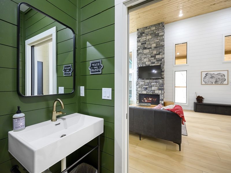 Green with envy for this bathroom setup!