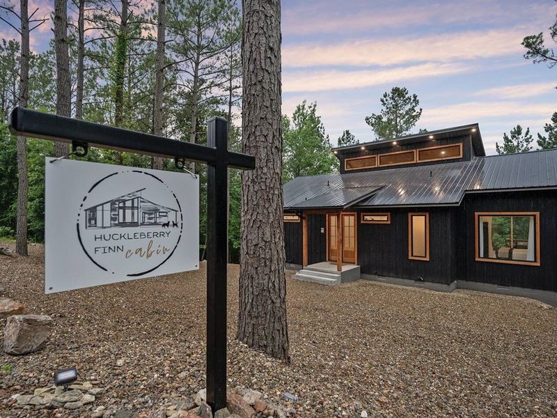 Welcome to Huckleberry Finn Cabin!