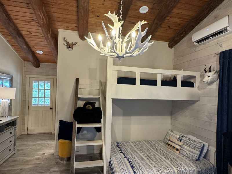 Create lasting memories with friends and family in this cozy retreat, complete with plenty of sleeping space in these rustic yet inviting bunk beds! 🌲🛏️