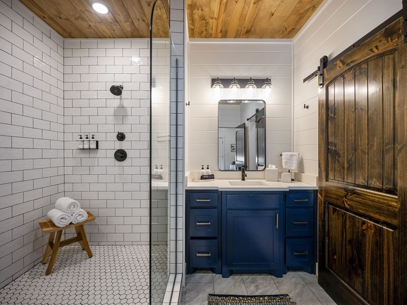 King Bathroom 1