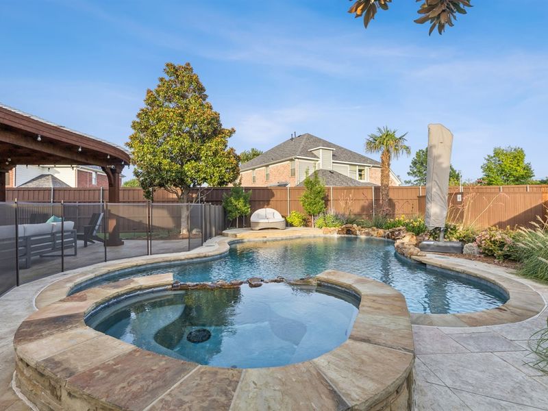 Enjoy the best of Texas summers with a gorgeous pool and relaxing hot tub, perfect for soaking up the sunshine or unwinding under the stars.