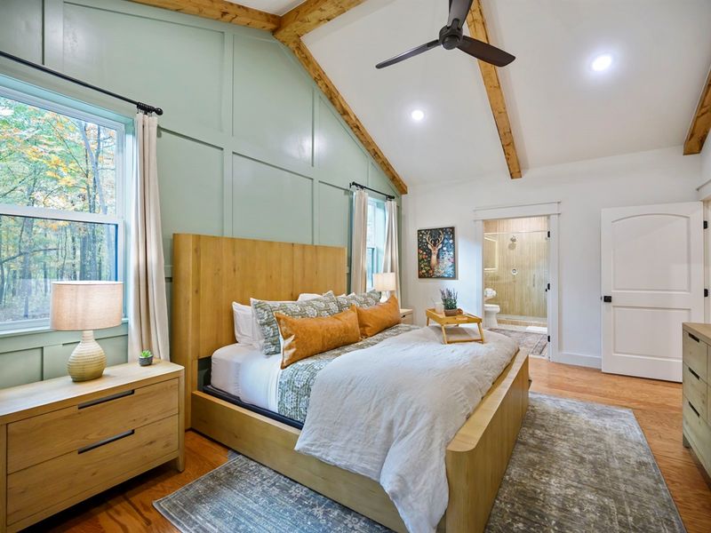 Wake up to sunlight, stretch out in comfort, and enjoy the peaceful vibe of this airy suite. 🌿☀️