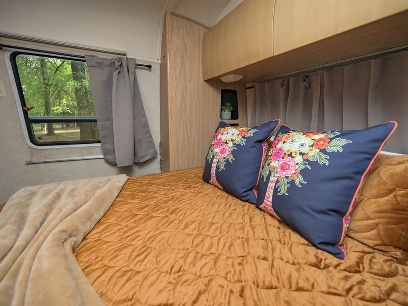 Indiana Tulip Airstream bedroom