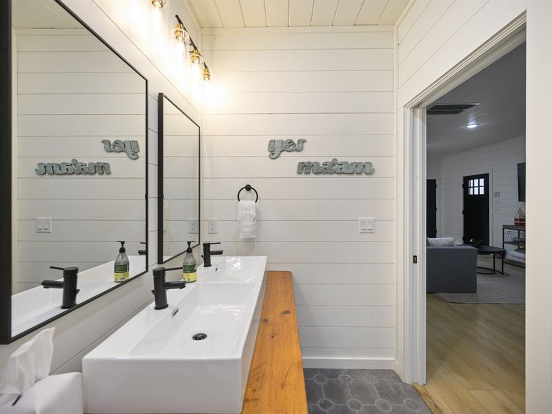Dual sinks make for peaceful mornings and efficient routines. Say goodbye to bathroom traffic jams!