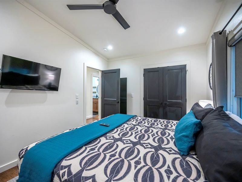 Upstairs king bedroom with a cozy workspace — perfect for relaxing or catching up on a little work between adventures. 💻🛏️