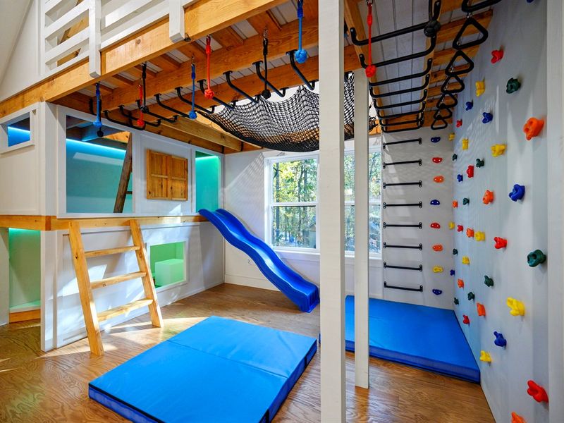 A playground inside the cabin! Climb, swing, slide, and explore—all without leaving the comfort of your getaway. 🎈💙