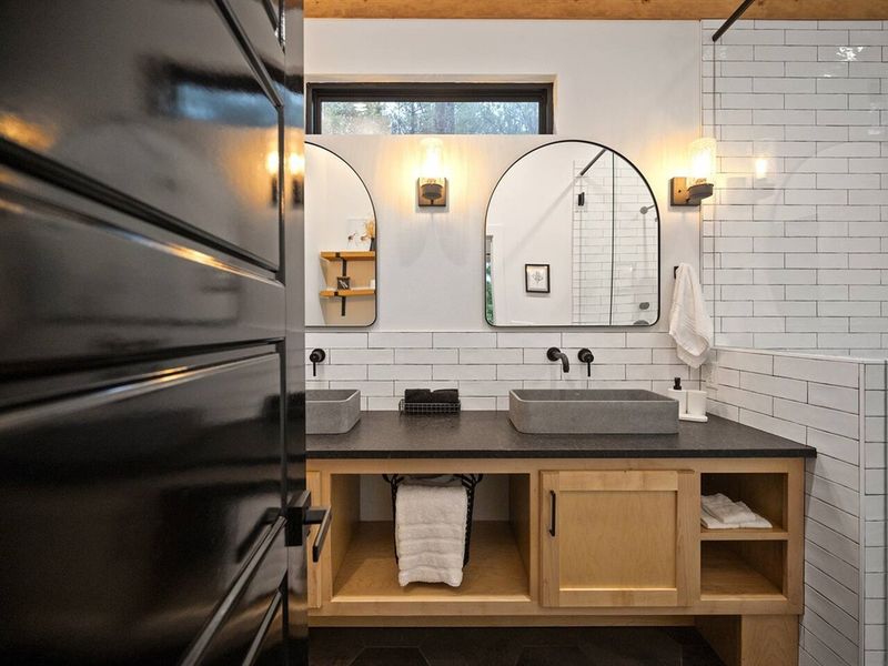 Double vanities with wall-mounted fixtures