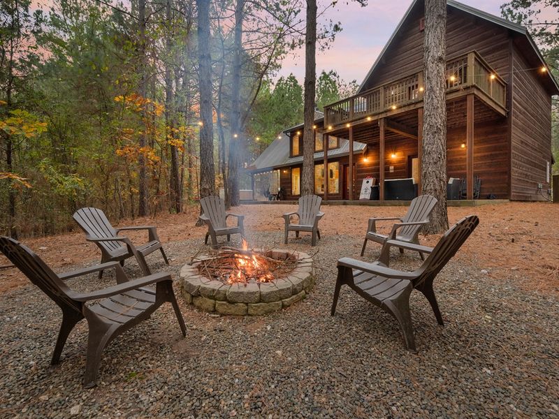 Enjoy a cozy evening by the fire pit, with twinkle lights overhead and the warmth of the flames beneath. It’s the perfect setting for roasting marshmallows and making memories in the heart of nature.