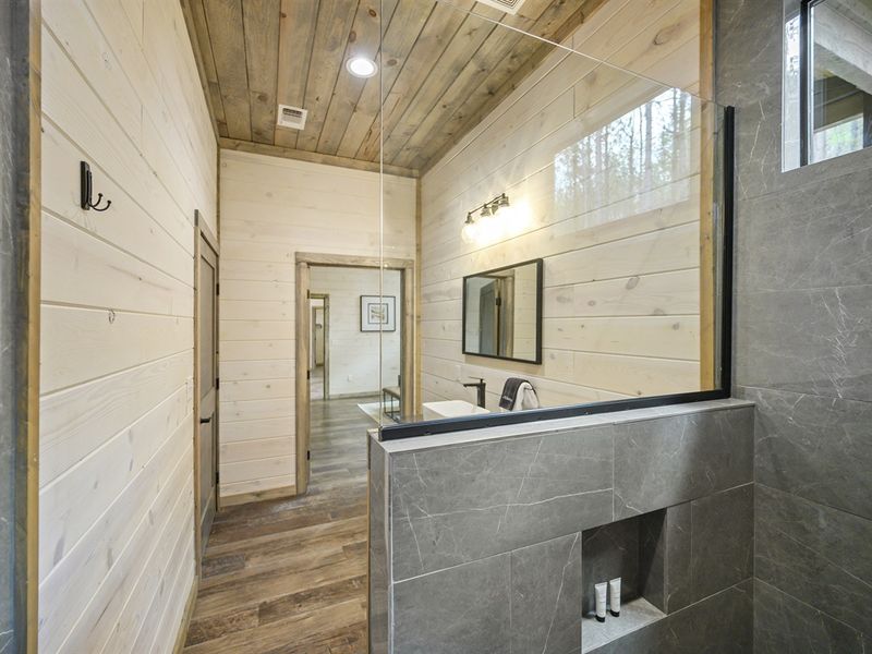 Jack & Jill w Bunk Room