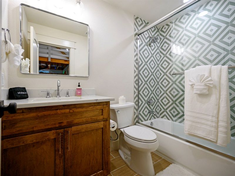 Fresh, bright, and full of personality—this bathroom brings a fun twist to cabin comfort. ✨🚿