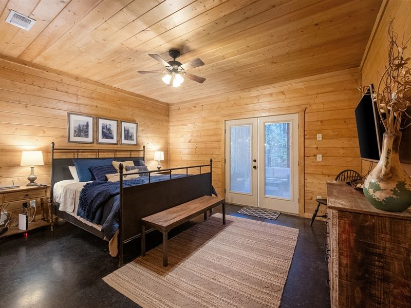 From the plush king-size bed to the indulgent soaker tub, this primary suite offers everything you need for a relaxing stay. Plus, the outdoor patio provides a quiet escape into nature.