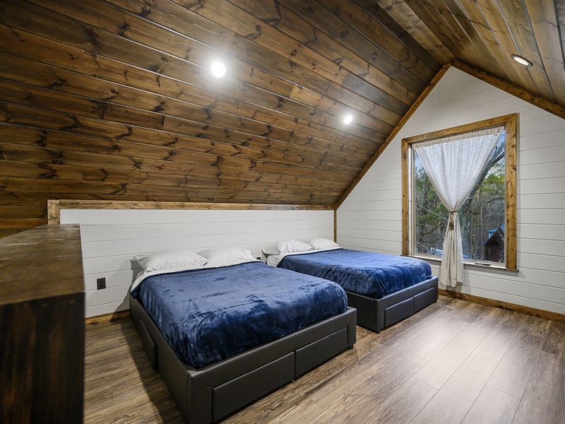 Experience enchantment in the loft area where the dream come true! Smart TV and comfy beds make it the perfect hideaway