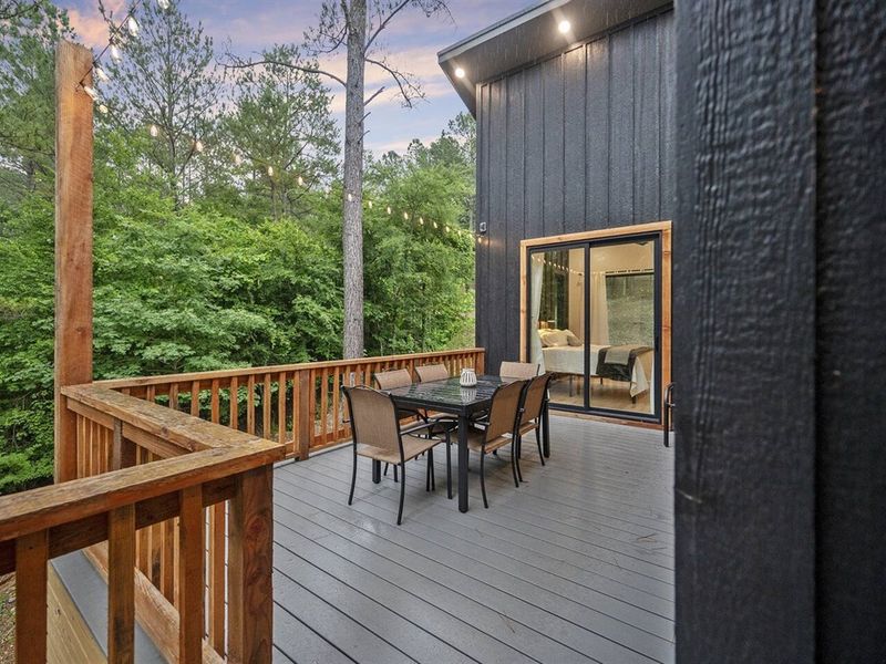 Outdoor dining among the treetops