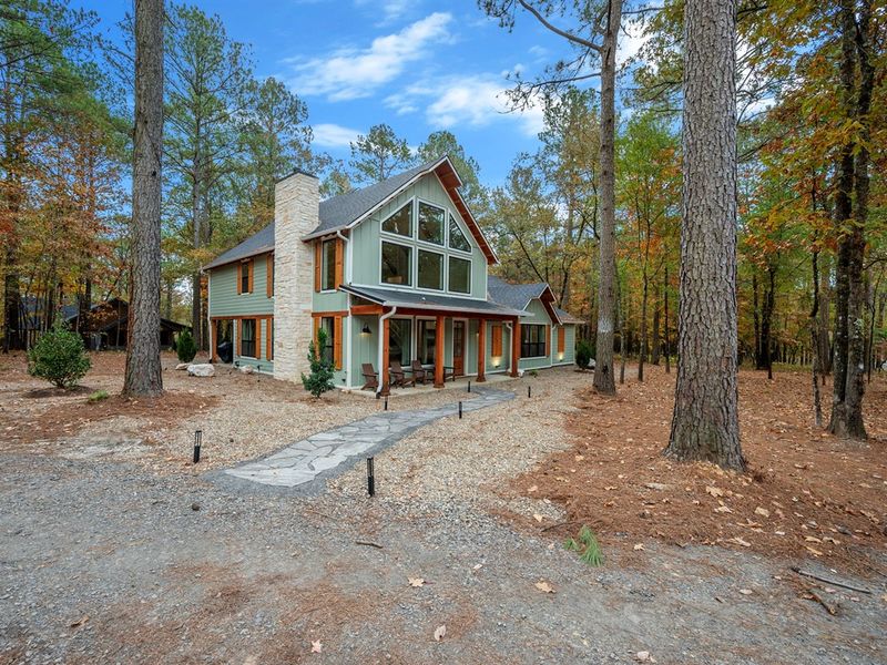 A peaceful hideaway tucked among the pines—your perfect Hochatown escape. 🌲✨