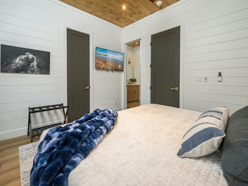 From the cozy throw to the carefully chosen accents, thoughtful details give this bedroom its warm lodge-inspired feel.