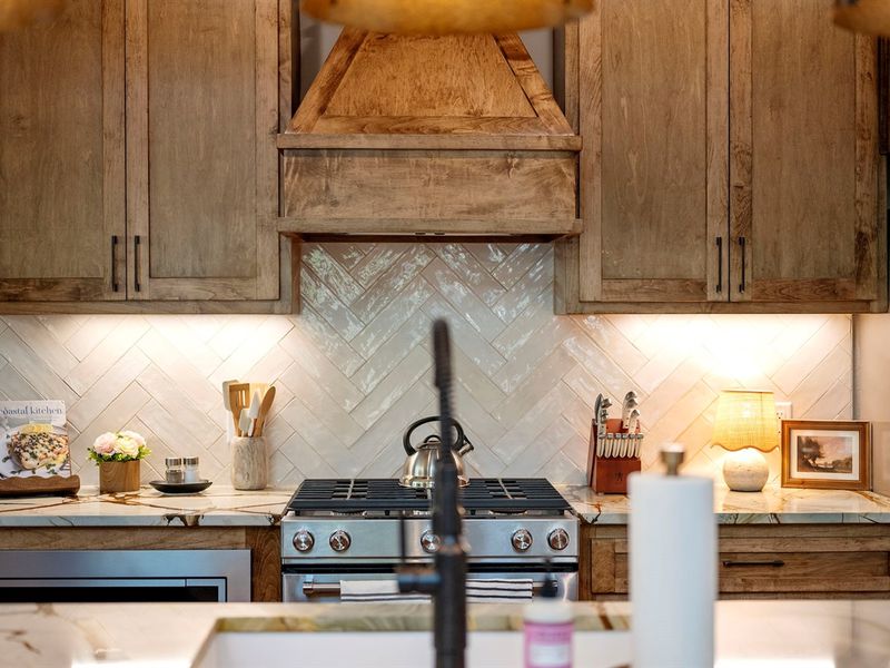 From morning coffee to evening meals, this beautifully crafted kitchen sets the perfect tone. ✨🍽️