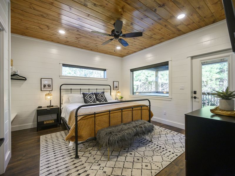 Kind bedroom 2 with direct access to the deck