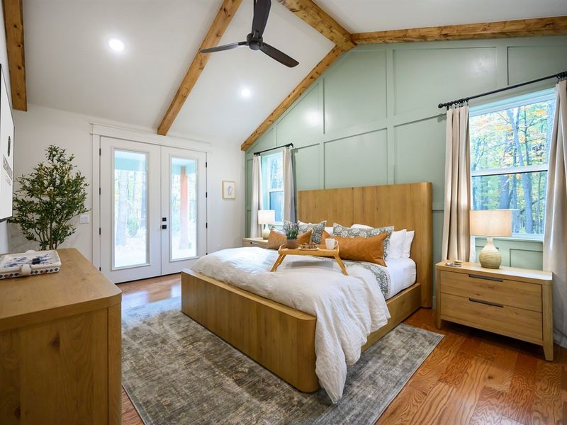 Large windows, calming colors, and a warm cabin feel—rest comes easy here. 🌿🛏️
