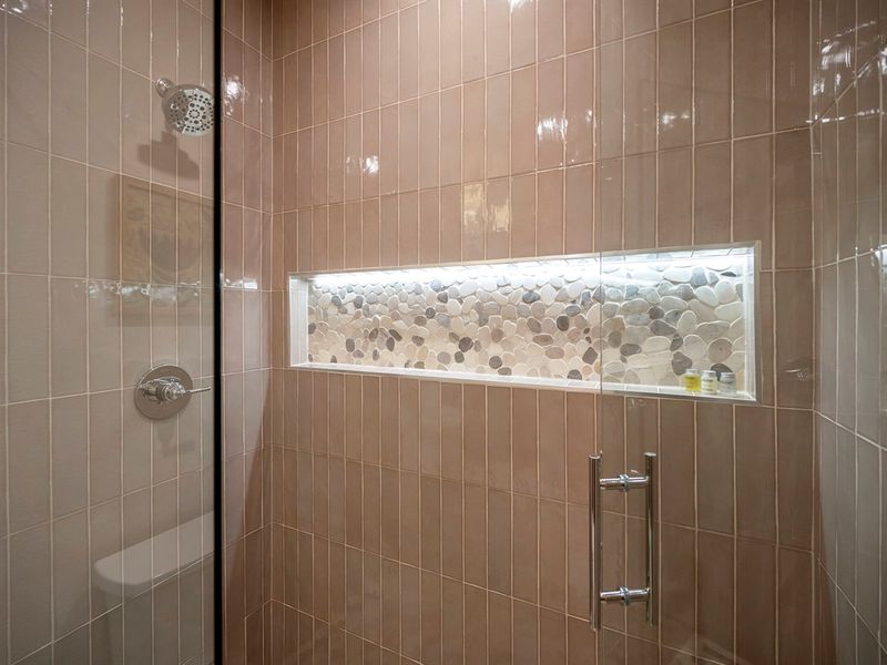 A soothing walk-in shower with warm tiles and a beautifully lit niche for a true cabin-spa feel. ✨🛁